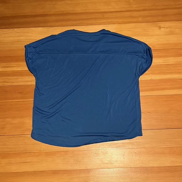 Women’s Under Armour heat gear loose fitting shirt - Picture 6 of 7